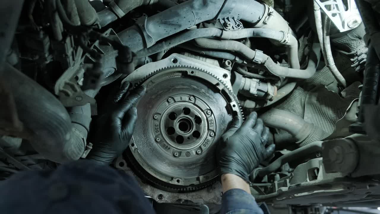 cambiar y reparar embrague, eje de transmisión. trabajar debajo de un coche levantado