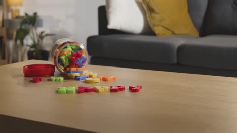 juguete en forma de letra de color en la mesa en casa para un niño diagnosticado con tea o dislexia 1