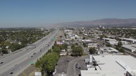 Vista-Aérea-De-La-Autopista-De-Utah-Y-Zona-Residencial-Con-Nave-Industrial.