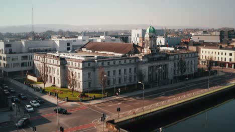 Rotación-De-La-Vista-Aérea-Del-Ayuntamiento-De-Cork-Ampliada-En-El-Lado-Izquierdo