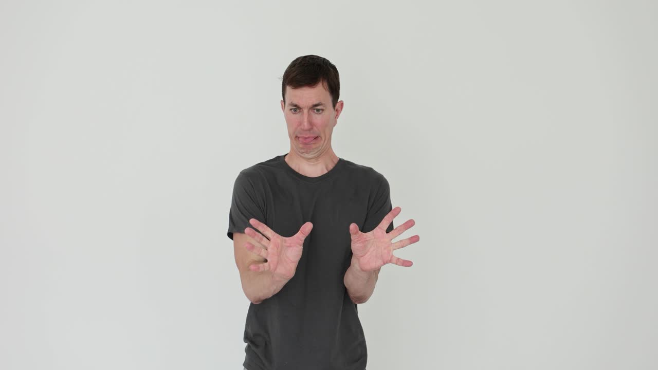 혐오감을 표현하는 남자