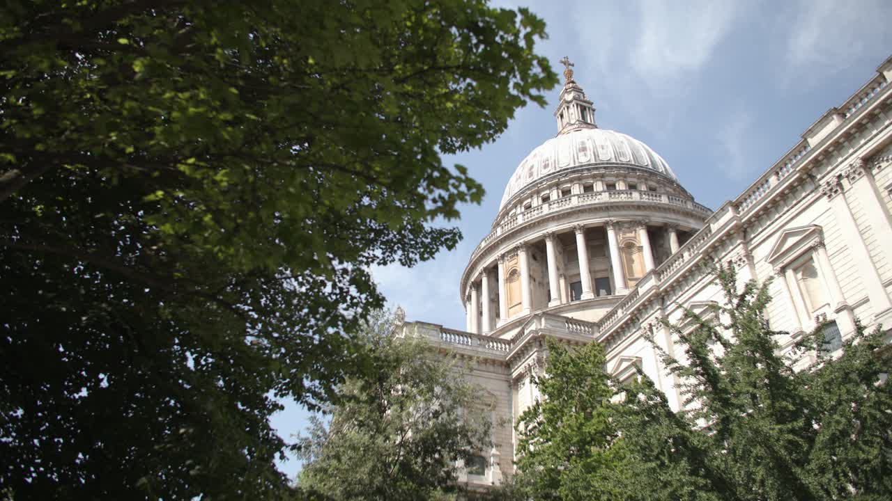 Reveal of St. Paul's Cathedral behind blossoming trees