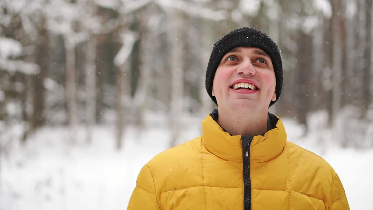 젊은 남자 여행자의 초상화를 닫습니다. 행복한 등산객, 슬로우 모션으로 산 정상을 바라보는 등산가