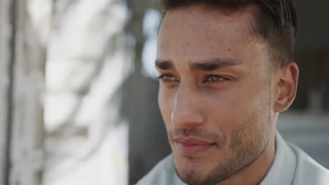 feliz hombre biracial bebiendo café sentado en el porche de la casa de la playa, en cámara lenta