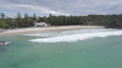 Cielo-Nublado-Y-Olas-Azules-Del-Océano,-Playa-Flynns-En-Port-Macquarie,-Australia---Toma-Aérea-De-Drones