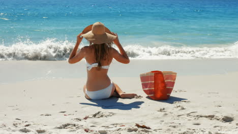 Hermosa-Mujer-Relajándose-En-La-Playa