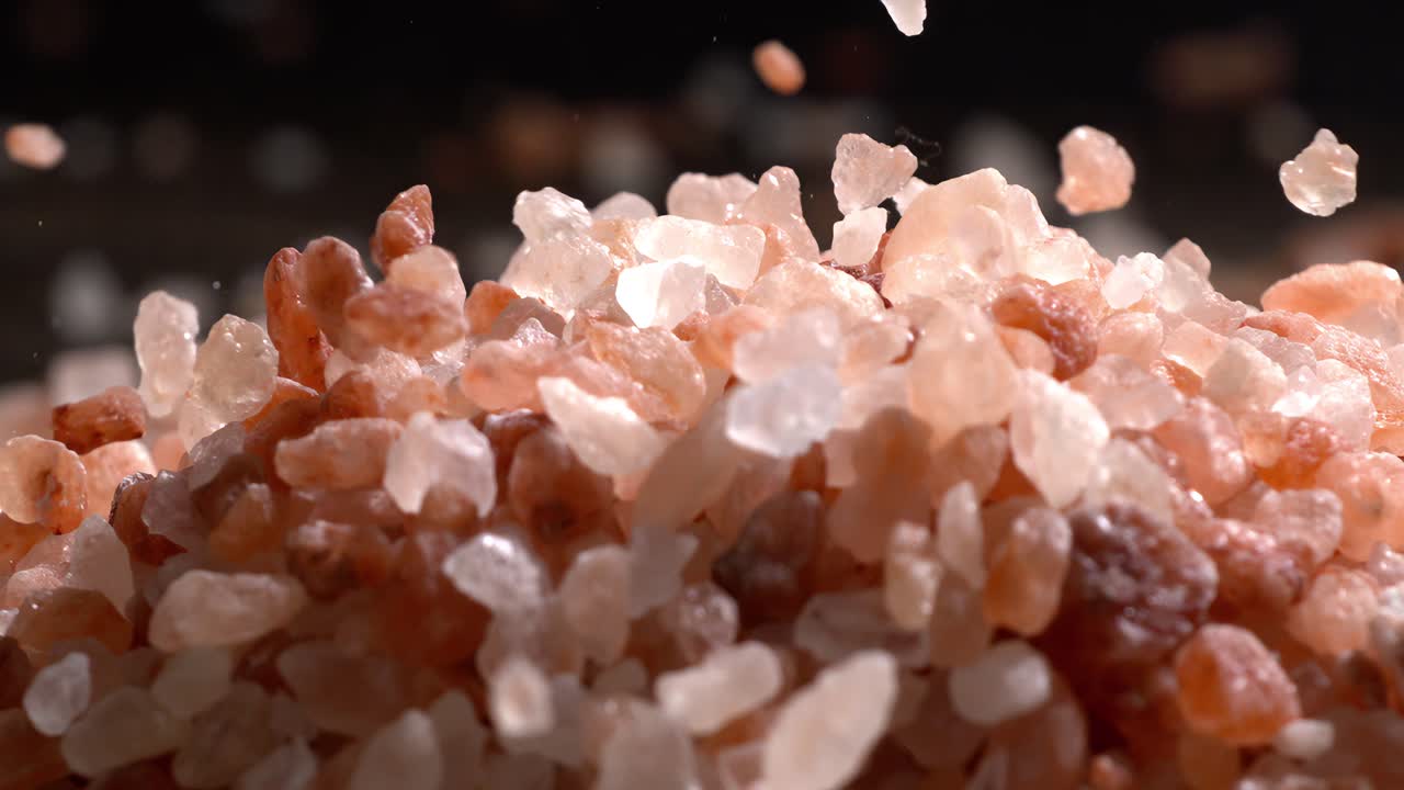 Sale rosa dell'Himalaya al rallentatore, condimento minerale naturale per cucina salutare e idee spa. Super slow motion 1500 fps