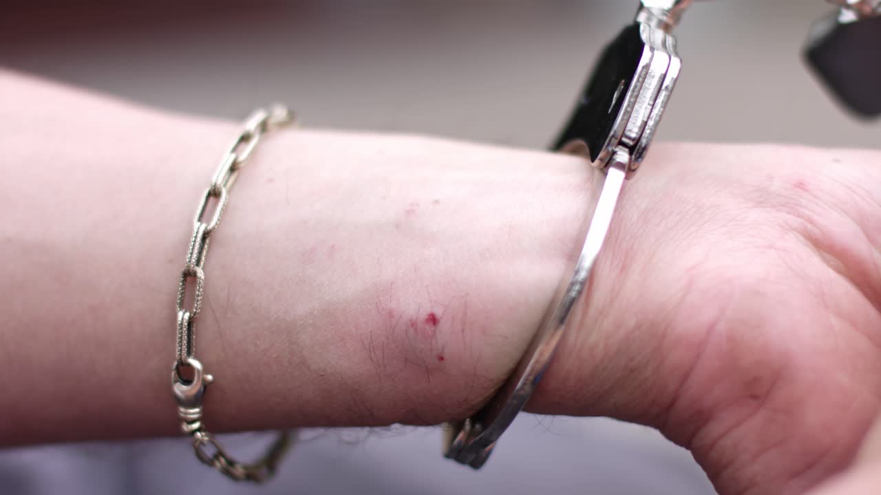 gángster intenta desbloquear las esposas