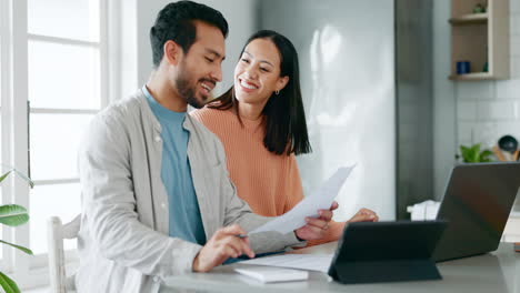finanzas, pagos y calculadora con pareja