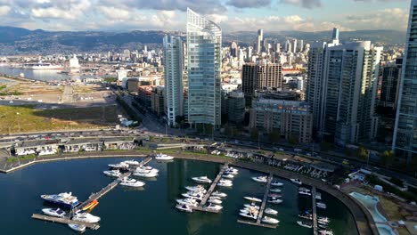 Four-Seasons-Hotel-Y-Zaitunay-Bay-En-La-Ciudad-Capital-De-Beirut,-Líbano