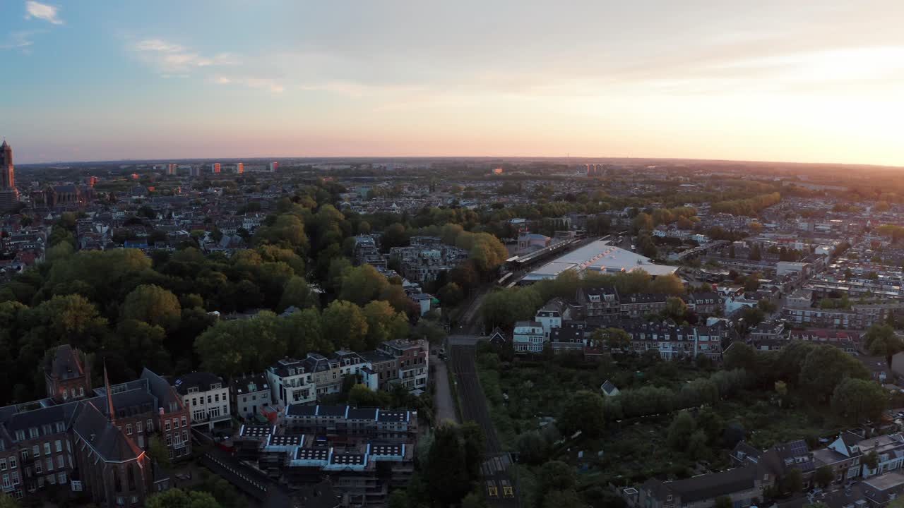 해질녘 위트레흐트 스카이라인의 에어리얼 뷰