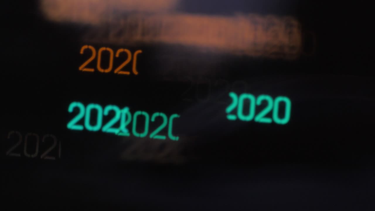 bokeh en forma de colorido año 2020 del coche en movimiento y semáforos en la noche, feliz año nuevo o fondo de concepto de vacaciones, espacio de copia