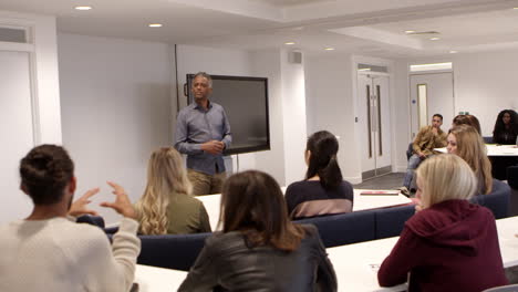 Profesor-Hablando-Con-Estudiantes-En-Un-Aula-Universitaria,-Filmado-En-R3d