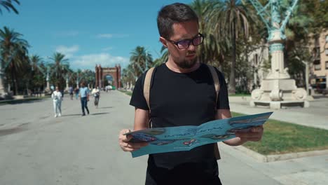 tourist reading map in barcelona