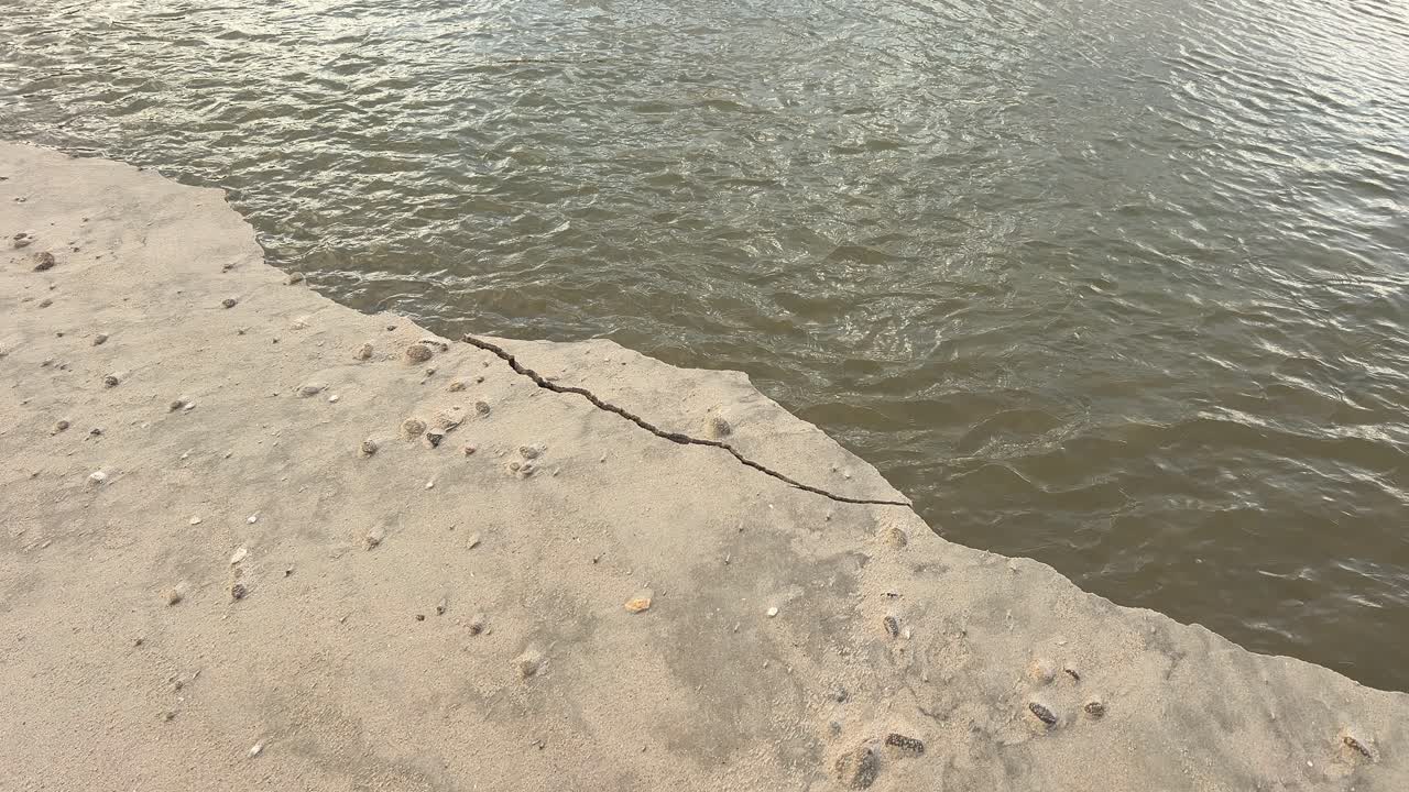 산사태 외에도 자연 풍경에서 침식의 명백한 징후를 나타내는 물줄기