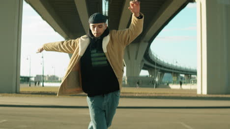 joven bailando hip hop en la calle