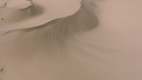 dunas de arena blanda, tiro aéreo de un pájaro volando sobre el paisaje de dunas en el desierto del sur de california