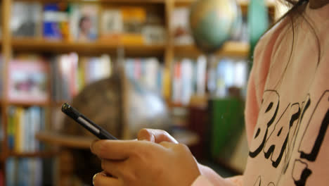 adolescente usando una tableta digital en la biblioteca 4k