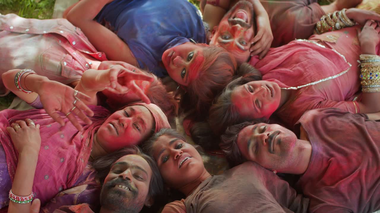 Persone multietniche che celebrano il festival dei colori Holi in India