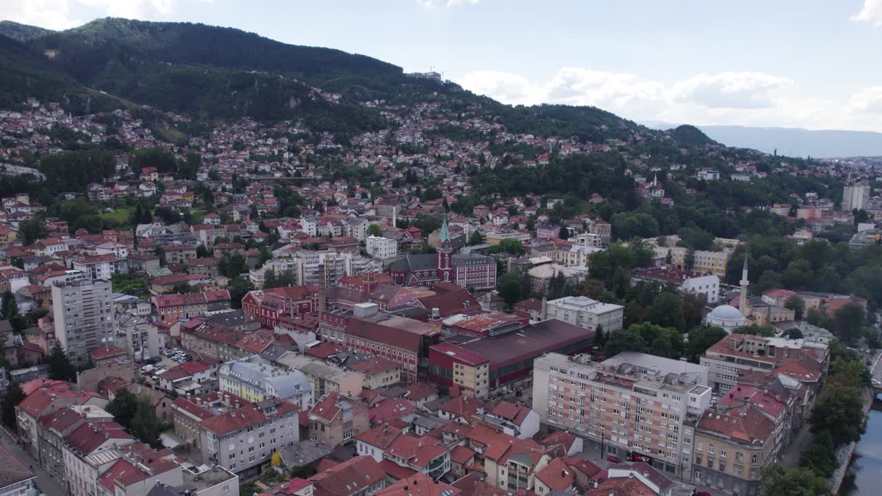 Cảnh trên không Sarajevo nổi bật với Nhà thờ Thánh Anthony và những ngọn núi bao quanh.