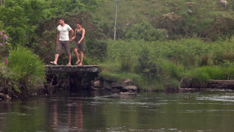 una pareja caminando por un hermoso lago en el campo