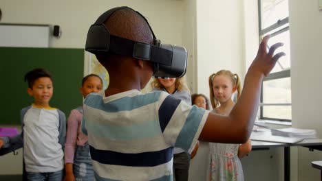 Schuljunge-Nutzt-Virtual-Reality-Headset-Im-Klassenzimmer-Der-Schule-4k