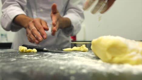 manos de chefs ocupados en la cocina preparando comida de pastelería para el postre
