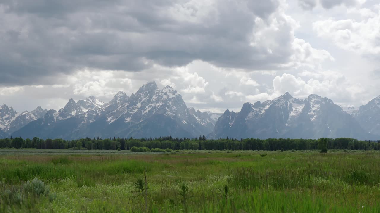 Nuvole scure sulle cime delle montagne innevate, Parco Nazionale Grand Teton.