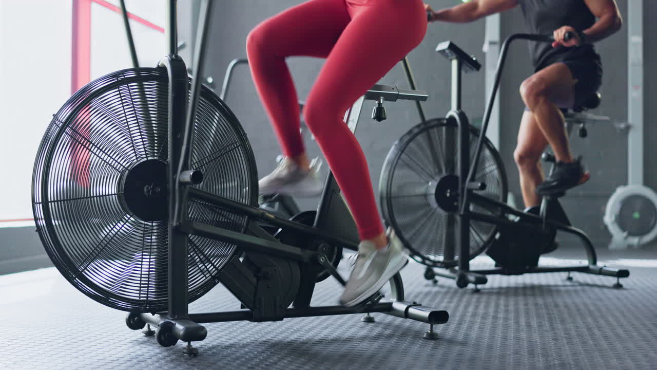 체육관 운동 에서 남자, 여자, 공기 자전거 기계