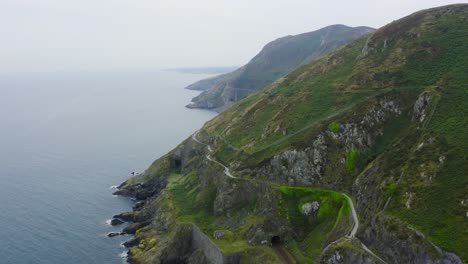 Luftaufnahme-Der-Klippen-Von-Bray-Head-Mit-Menschen,-Die-über-Die-Wanderwege-Gehen-4