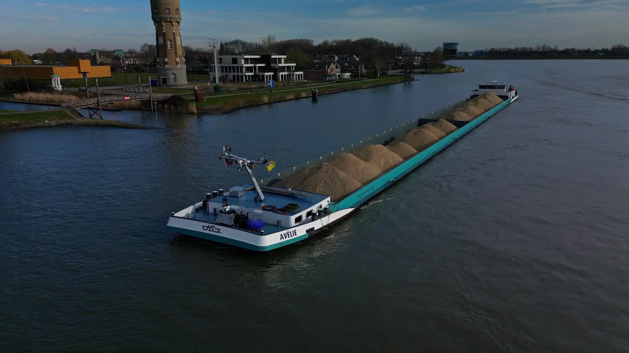 buque de carga general cargado de arena avelie navegando a través del río oude mass, dordrecht, países bajos