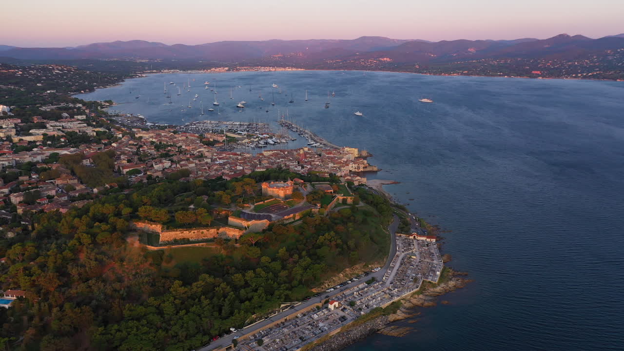 Vista aerea del porto di Saint Tropez con Grimaud sullo sfondo all'alba, Costa Azzurra, Francia.