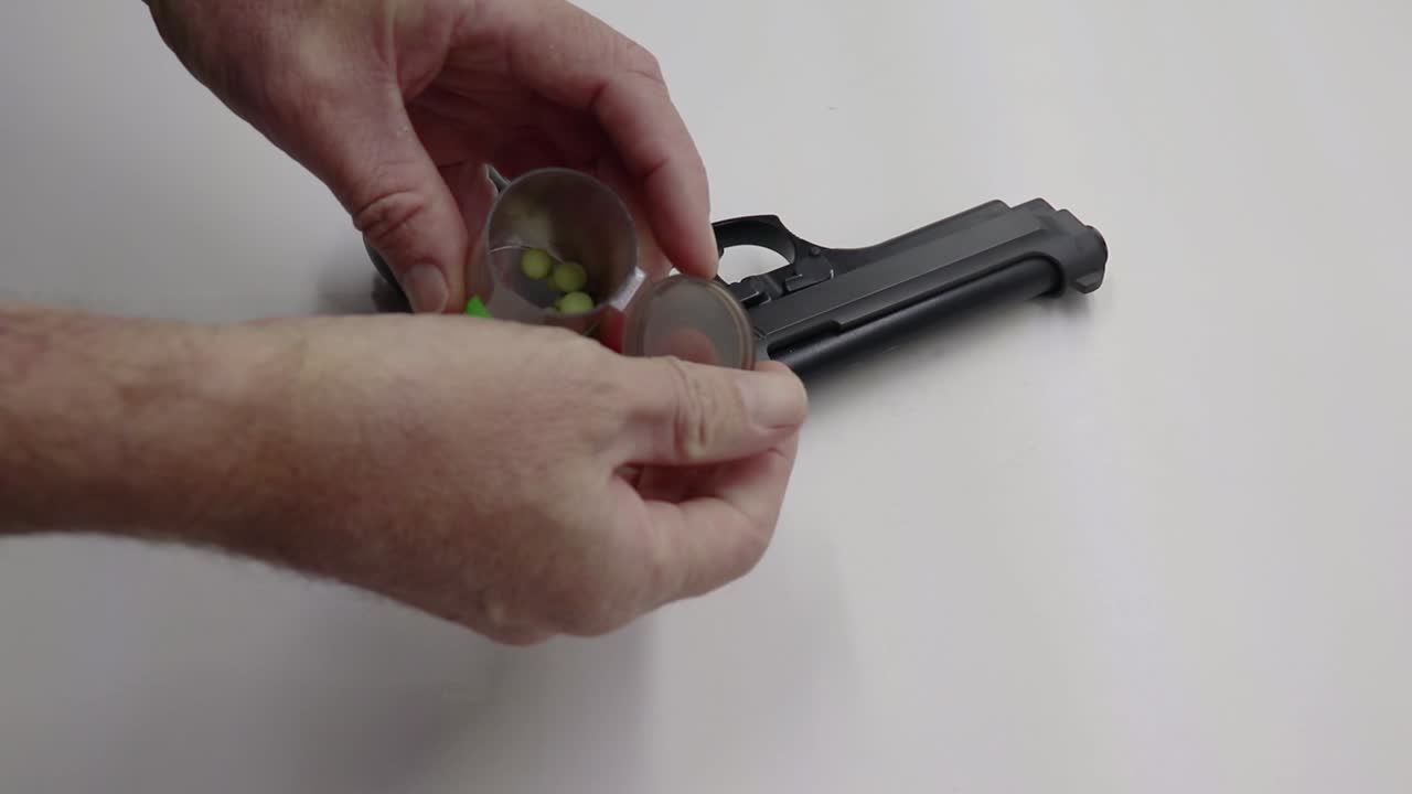 persona que toma pastillas para dormir y luego recoge un arma de fuego