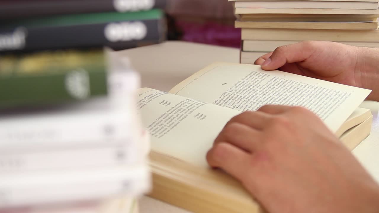 libro de lectura sentado entre pilas de libros