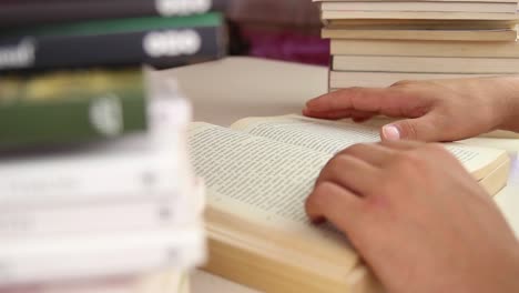 libro de lectura sentado entre pilas de libros