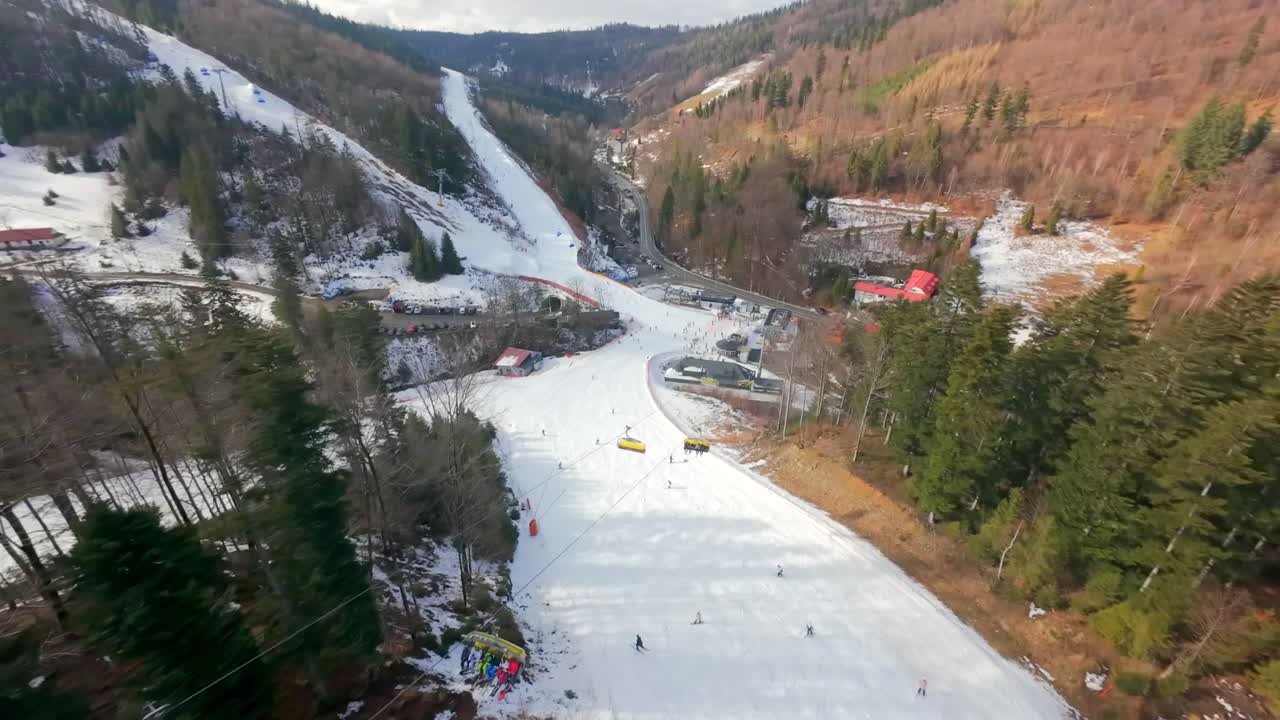 FPV perspektiva zachycená na Solisku ve Szczyrku. V zimě drony sledují lyžaře a snowboardisty shora.