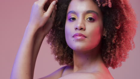 mujer biracial con cabello oscuro sobre fondo púrpura, cámara lenta