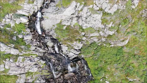 Toma-Aérea-De-Cascada-Desde-Abajo-Hacia-Arriba