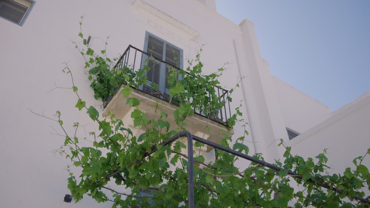 Sole che splende attraverso un arco in pietra storico in Puglia all'alba.