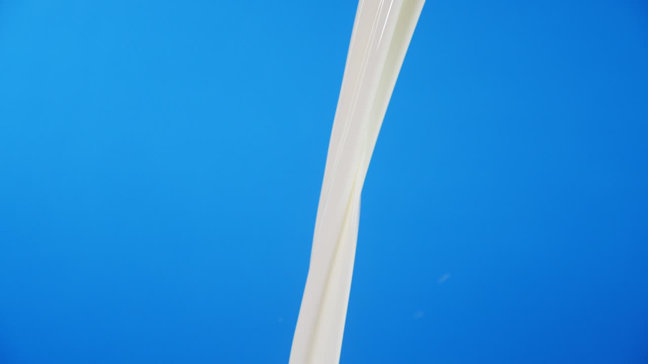 캔에서 흘러내린 신선한 우유의 제트.