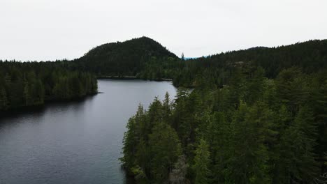 Toma-Aérea-Del-Lago-Garden-Bay-En-Columbia-Británica