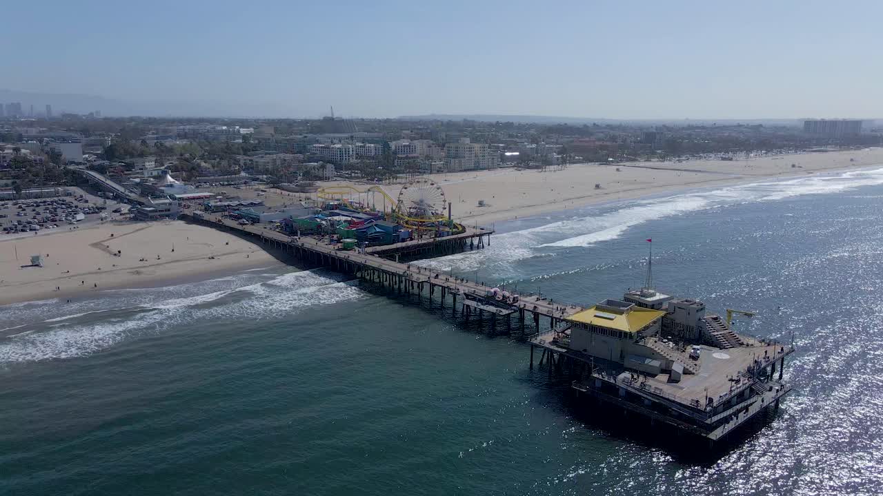 muelle de santa mónica en la costa de california, estados unidos, vista aérea en un día soleado