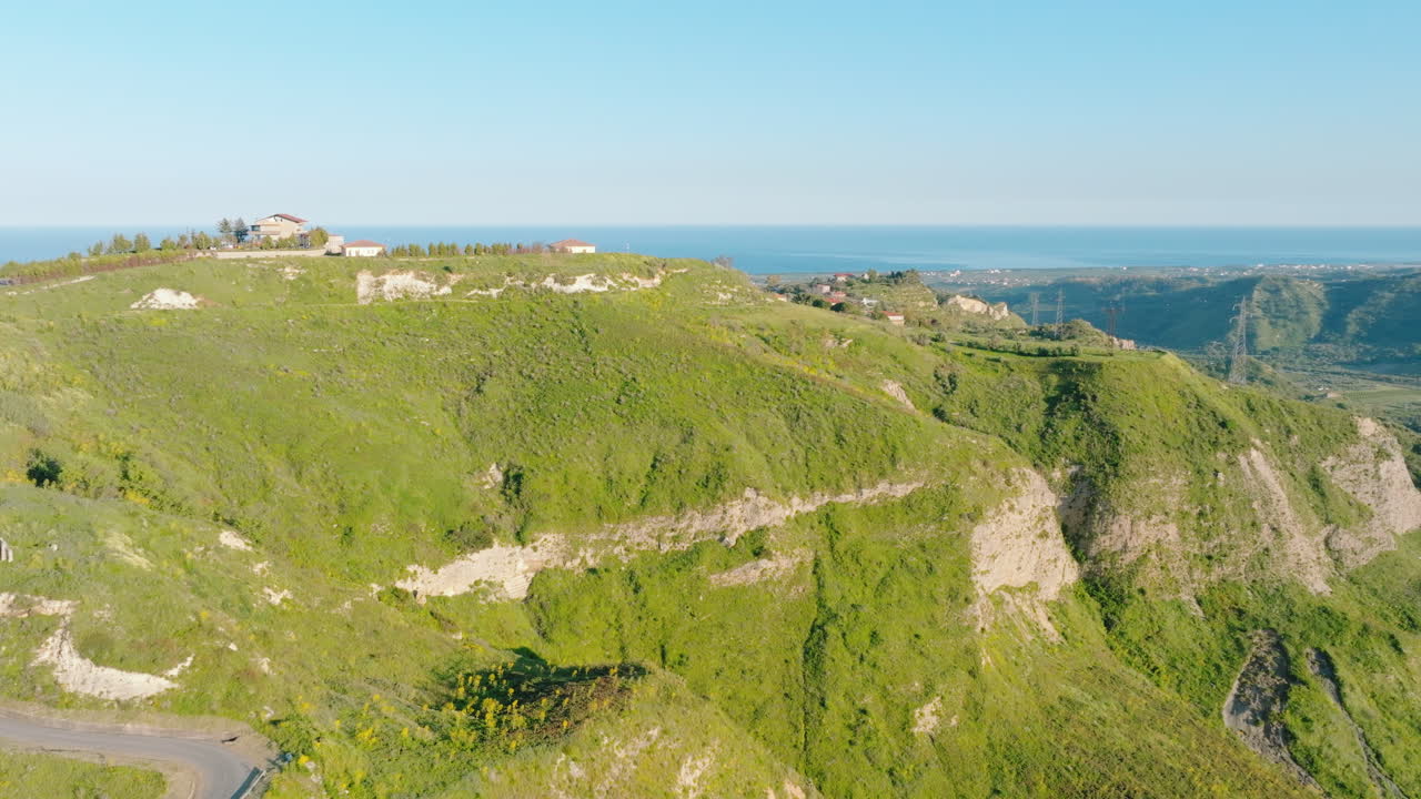Colline con prato verde nella regione Calabria, vista aerea.