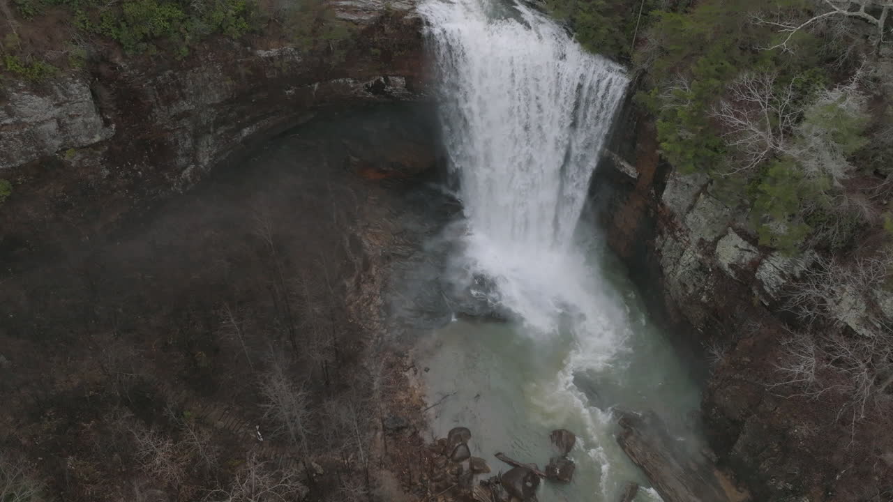 tire lentamente hacia atrás y suba la cascada en chattanooga, tn