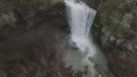 Tire-Lentamente-Hacia-Atrás-Y-Suba-La-Cascada-En-Chattanooga,-Tn