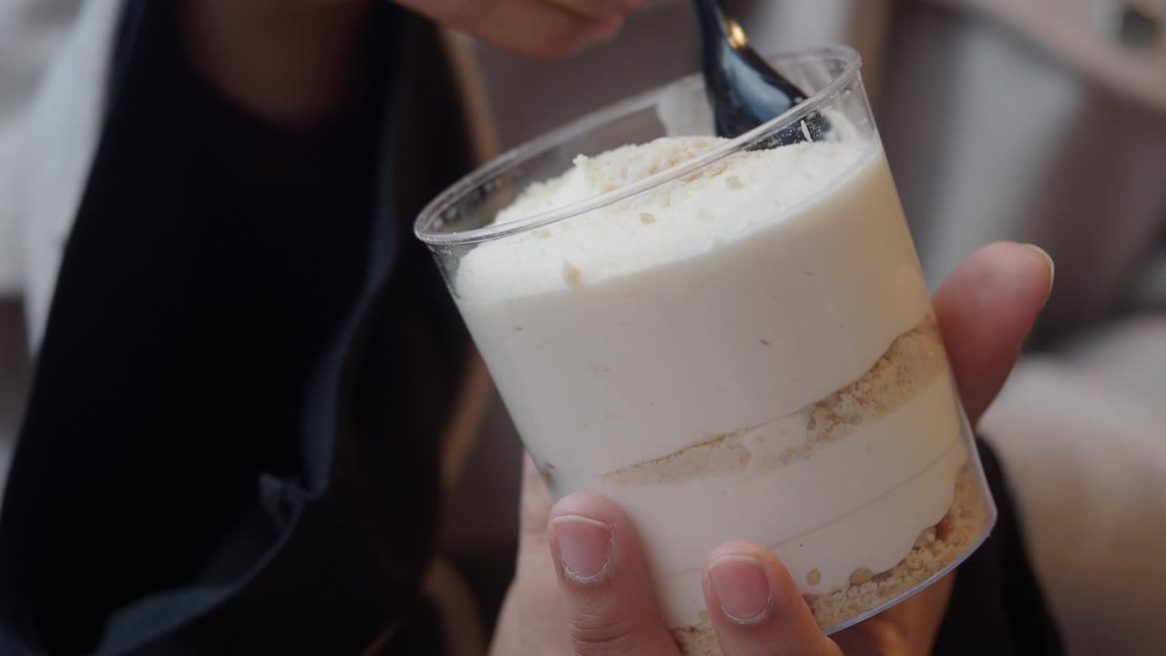 손에 들고 있는 크림 디저트