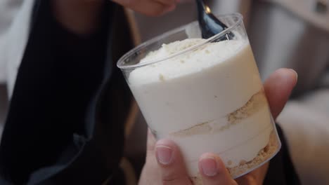 postre cremoso de mano