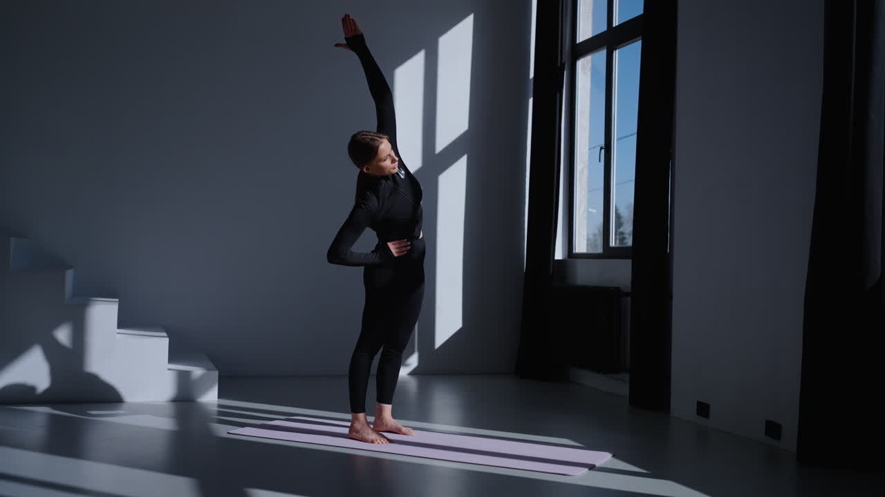 Donna che fa stretching yoga in studio