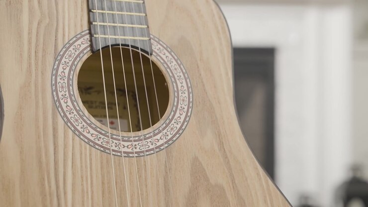 Bir evde klasik gitarın yakın çekimi.
