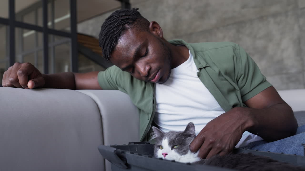 Huisdiereigenaar met zijn kat